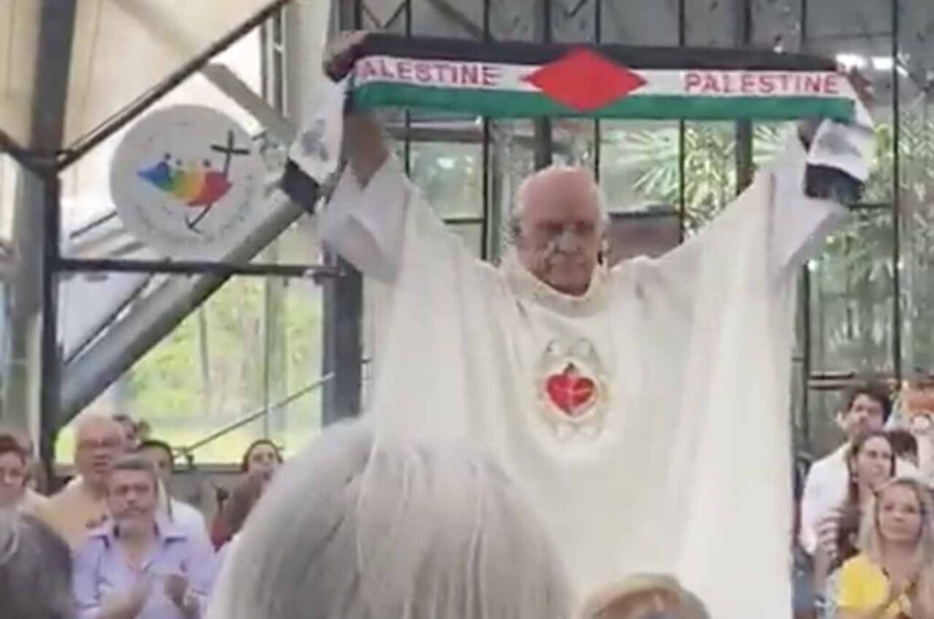 Padre Julio Lancellotti levanta bandeira da Palestina em missa de Páscoa e gera repercussão