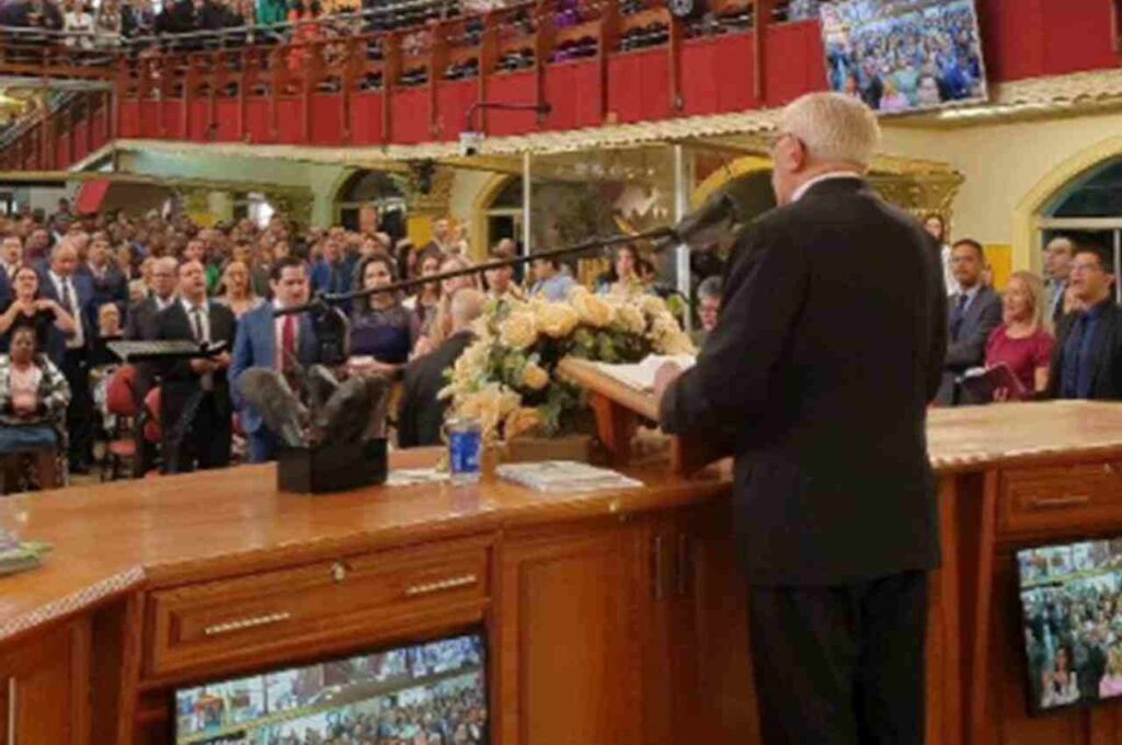 Pastor da Assembleia de Deus repreende pregador por pedir "palmas para Jesus"