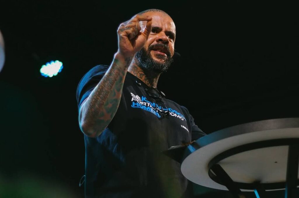 Pastor gera polêmica ao afirmar que homens viciados em pornografia gostam de "mandioca"