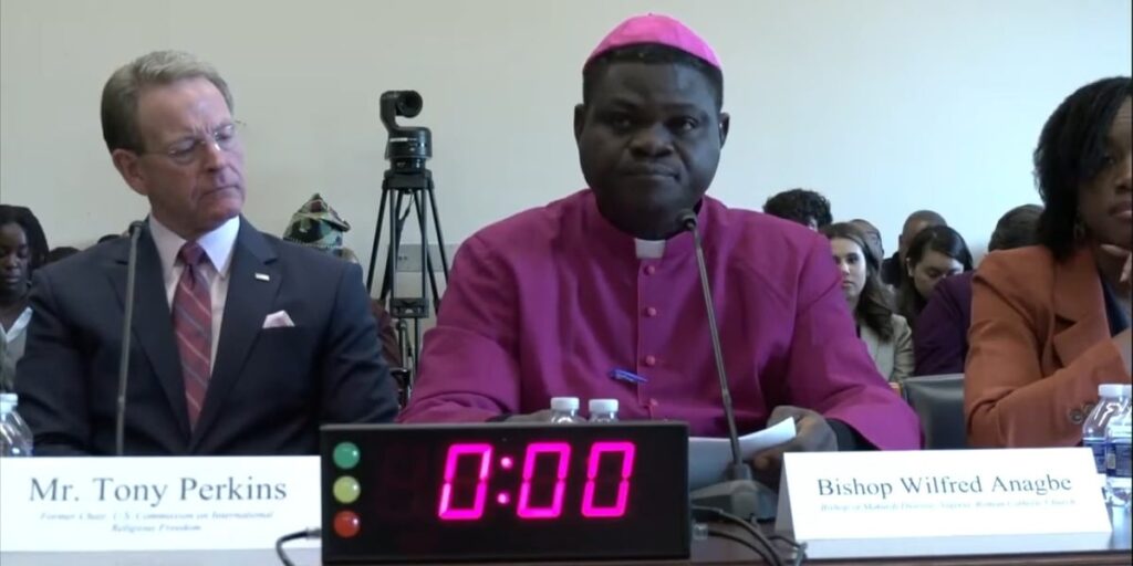 Após denunciar perseguição no Congresso dos EUA, aldeia de bispo na Nigéria é atacada