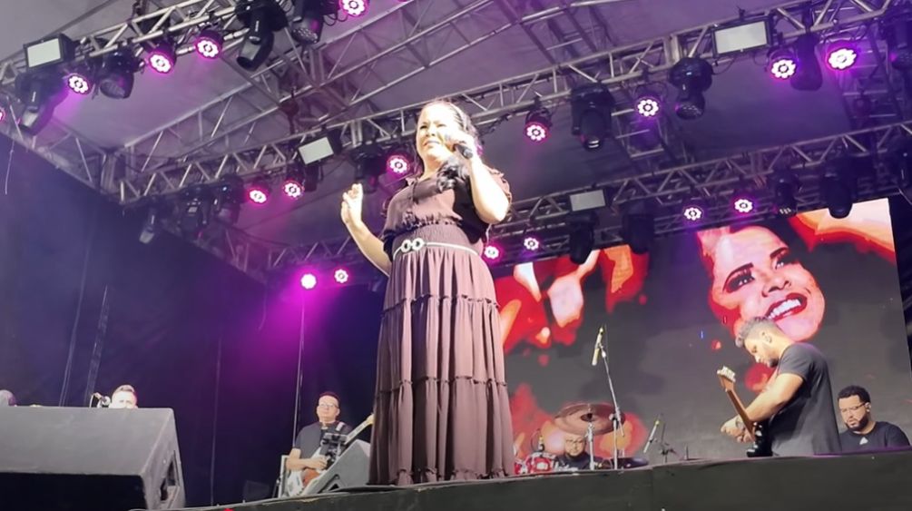 Cassiane canta em festa de São João e recebe críticas
