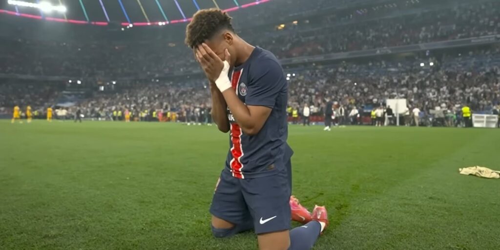Jogador do PSG ora em campo após ganhar a Champions League: “Glória a Deus”