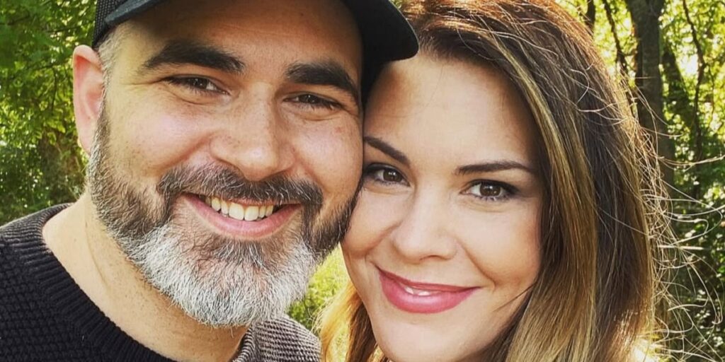 Marido é curado enquanto esposa ministrava louvor sobre “milagres”