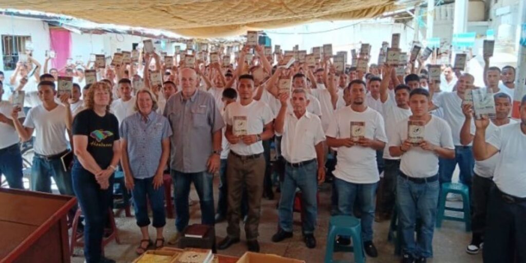 Missão distribui mais de 1.000 Bíblias em prisão de Honduras
