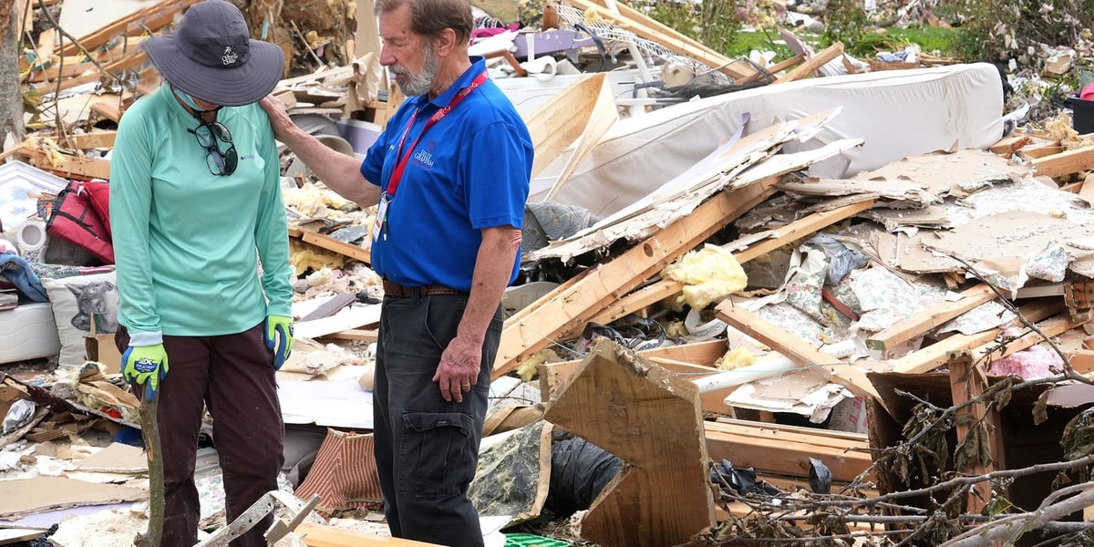 Mulher que caiu de 2º andar durante tornado nos EUA aceita Jesus: ‘Foi a mão de Deus’