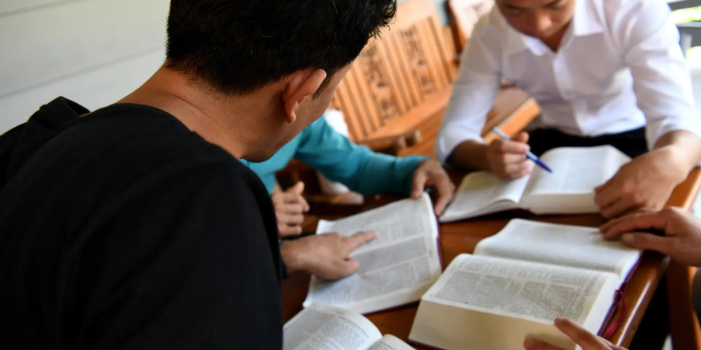 Polícia interrompe culto e prende 8 cristãos na China
