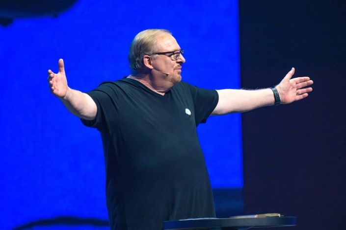 Rick Warren prega para católicos e defende união com evangélicos