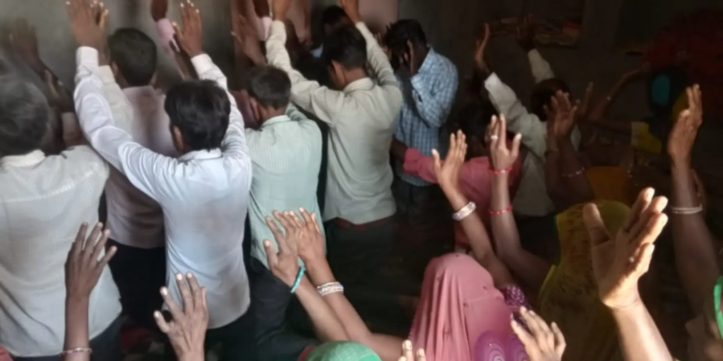 Bíblias são queimadas e cristãos agredidos em ataque de extremistas hindus na Índia