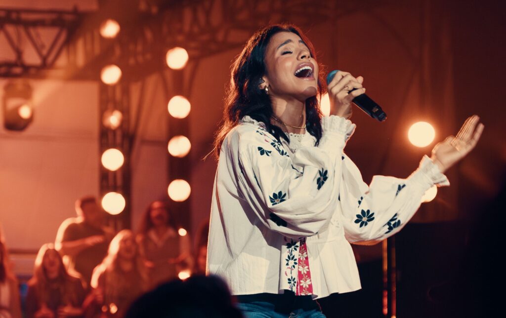 Julia Vitória lança música inédita e faz medley com hino clássico