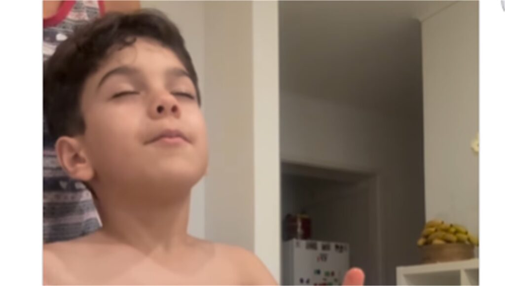 Mãe viraliza com criatividade para ensinar filho o poder da oração
