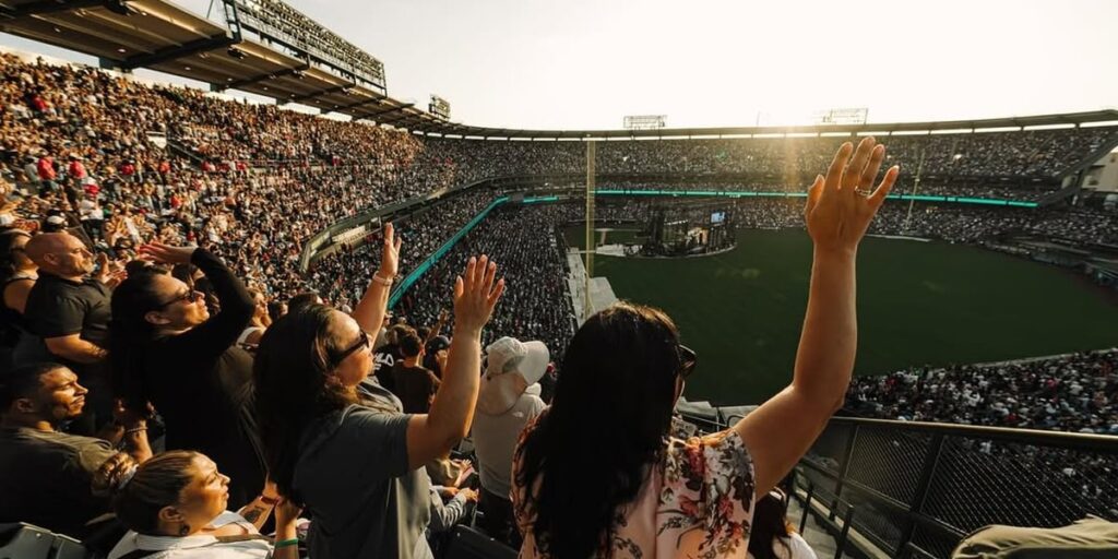 Multidão lota estádio e 6.500 se entregam a Jesus, nos EUA: “Presença de Deus era palpável”
