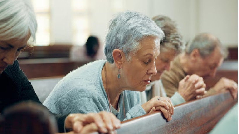 Qual é o papel da Igreja e da família no cuidado aos idosos?