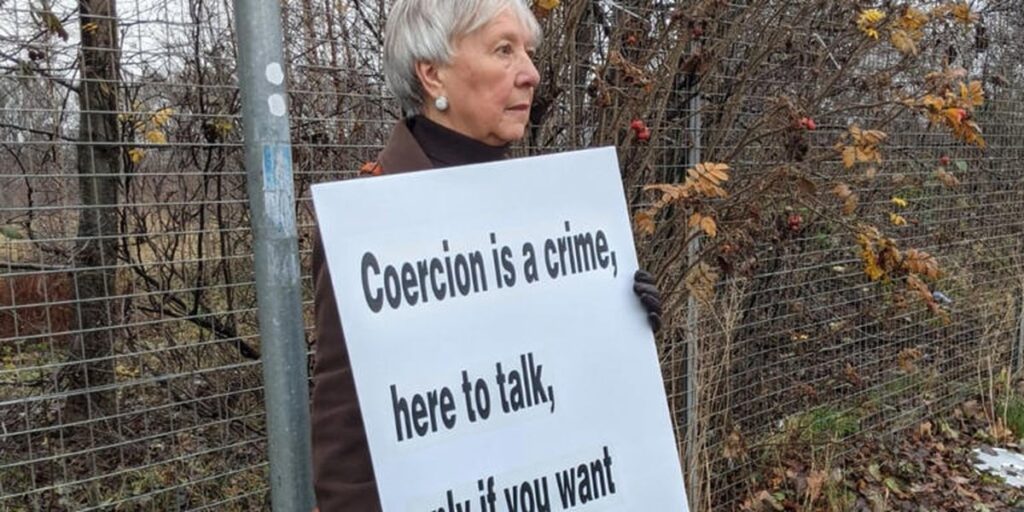 Cristã de 75 anos é absolvida por protesto silencioso perto de clínica de aborto na Escócia