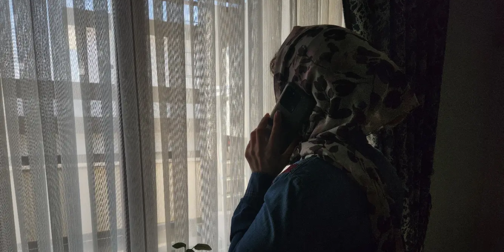 Ex-muçulmana encontra esperança em Jesus após anos de abusos no Irã: ‘Ele me deu alegria’