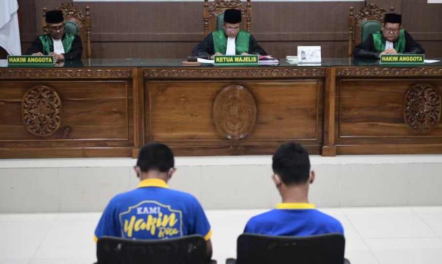 Indonésia condena 2 homens a 80 chibatadas após flagrante