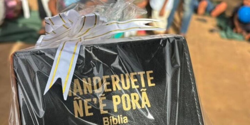 Brasileiros levam 85 Bíblias em guarani para indígenas no Paraguai