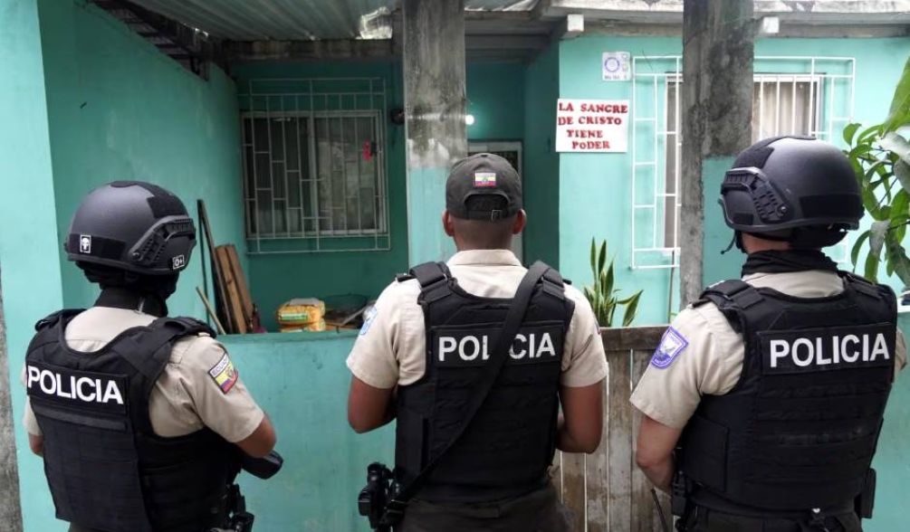 Evangélicos executados em casas com versículos no Equador