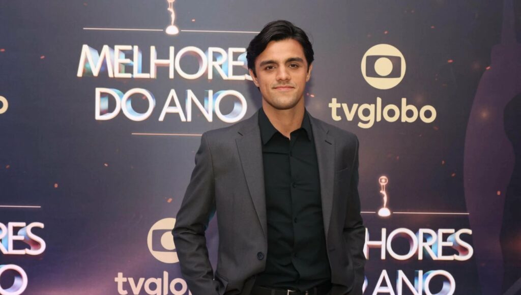 Felipe Simas cogitou abandonar carreira de ator após conversão