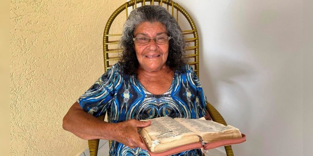 Idosa aprende a ler a Bíblia sozinha e se torna evangelista: “A sabedoria vem de Deus"