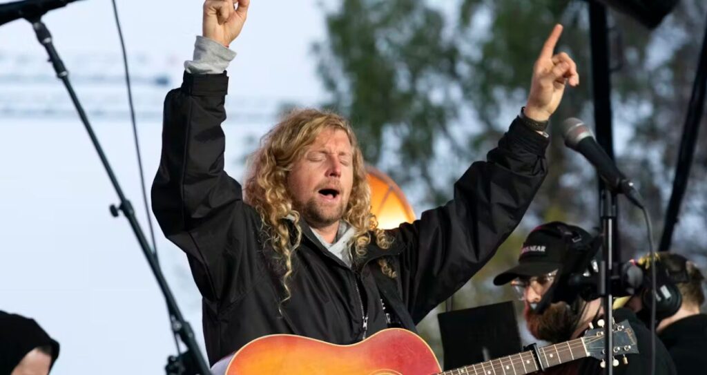Igreja recorre de multa após evento de louvor com Sean Feucht