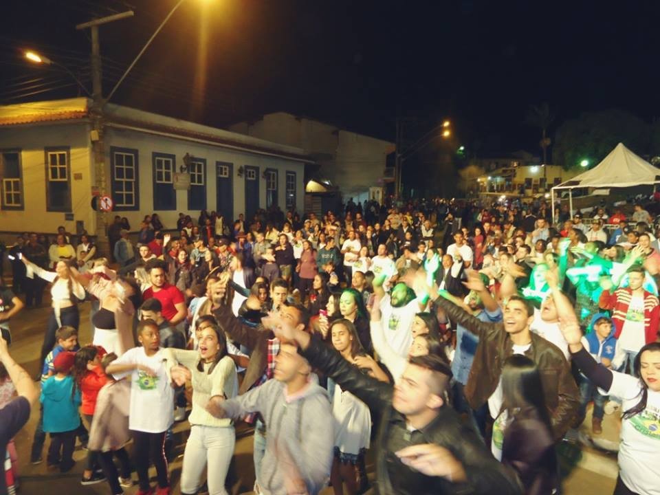 Passando por uma igreja católica, Marcha para Jesus surpreende