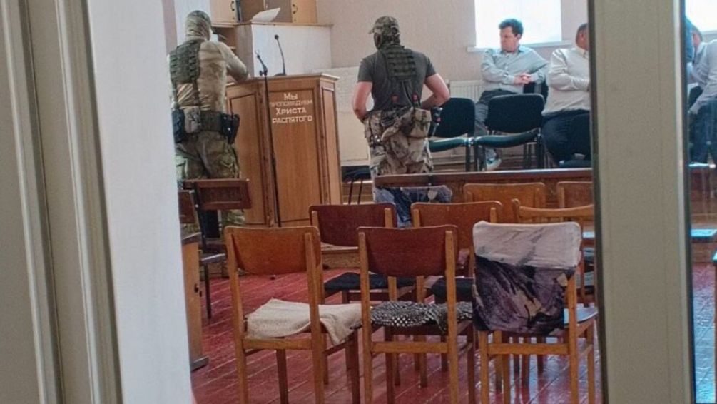 Russos invadem cultos na Ucrânia ocupada e multam pastores